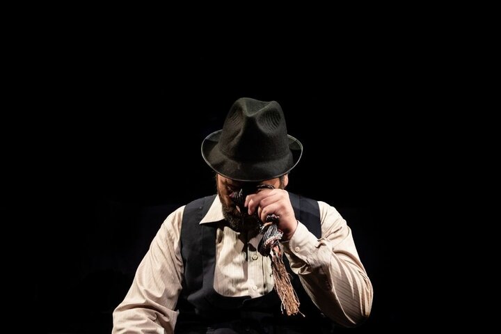 آغاز سال تئاتری ۱۴۰۵ با بیش از ۱۱ اثر؛ نمایشی درباره بردهداری اجرا شد آغاز سال تئاتری ۱۴۰۵ با بیش از ۱۱ اثر؛ نمایشی درباره بردهداری اجرا شد