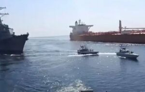 افتخار کردن ترامپ به پیروزی ناوشکن آمریکایی دربرابر کشتی تجاری ایرانی/ ادعایی عجیب درمورد درگیری در تنگه هرمز افتخار کردن ترامپ به پیروزی ناوشکن آمریکایی دربرابر کشتی تجاری ایرانی/ ادعایی عجیب درمورد درگیری در تنگه هرمز