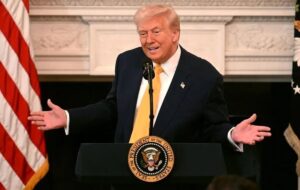 ترامپ جزئیات عملیات فرار خلبان آمریکایی را برای رسانهها شرح داد ترامپ جزئیات عملیات فرار خلبان آمریکایی را برای رسانهها شرح داد