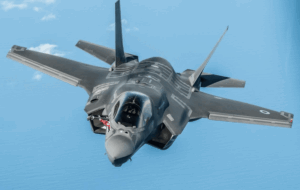 تصاویری از F35 منهدم شده آمریکایی در آسمان مرکزی ایران تصاویری از F35 منهدم شده آمریکایی در آسمان مرکزی ایران