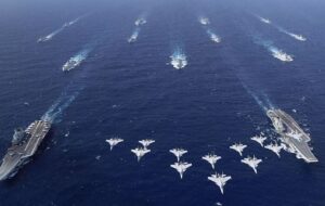 تصویری از انفجار یک بمب اتم در کنار چند ناو جنگی تصویری از انفجار یک بمب اتم در کنار چند ناو جنگی