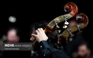 شنیدن قطعاتی برای وطن؛ از حماسی خوانی حاج صادق تا مدرن خوانی «مجال» شنیدن قطعاتی برای وطن؛ از حماسی خوانی حاج صادق تا مدرن خوانی «مجال»