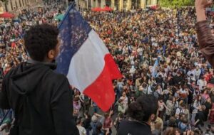 ماکرون از سیاست کنارهگیری میکند ماکرون از سیاست کنارهگیری میکند