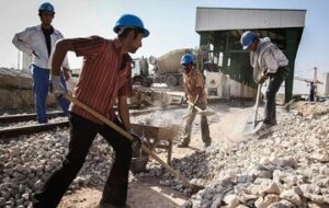 سقوط مصالح ساختمانی روی سر یک کارگر سقوط مصالح ساختمانی روی سر یک کارگر