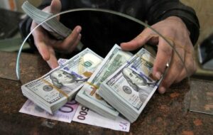 فروش دلار توسط شعب برخی بانکها / بانک مرکزی پس از شوک قیمتی به بازار دست به کار شد فروش دلار توسط شعب برخی بانکها / بانک مرکزی پس از شوک قیمتی به بازار دست به کار شد