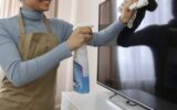 اشتباهات رایج هنگام تمیز کردن تلویزیون اشتباهات رایج هنگام تمیز کردن تلویزیون