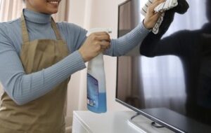 اشتباهات رایج هنگام تمیز کردن تلویزیون اشتباهات رایج هنگام تمیز کردن تلویزیون