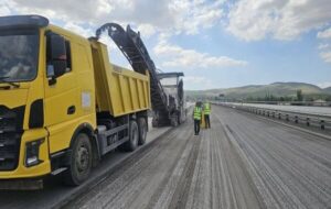 تقویت عملیات راهداری در آزادراه تبریز – زنجان با افزایش اکیپ‌های عملیاتی و اجرای طرح‌های ایمن‌سازی