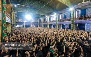 نوحه خوانی «راغب» در مسجد حظیره یزد همزمان با روز تاسوعای حسینی نوحه خوانی «راغب» در مسجد حظیره یزد همزمان با روز تاسوعای حسینی