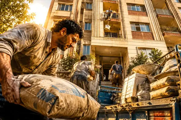 با وانت بار هزینه حمل مصالح ساختمانی چطور حساب میشود؟ از طبقه و کارگر تا معطلی راننده وانت بار حمل مصالح