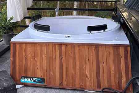 جکوزی استاندارد چه تفاوتی با مدلهای معمولی دارد؟ از شاسی استیل تا ایمنی برق نصب جکوزی استاندارد اُوان در پروژه مسکونی